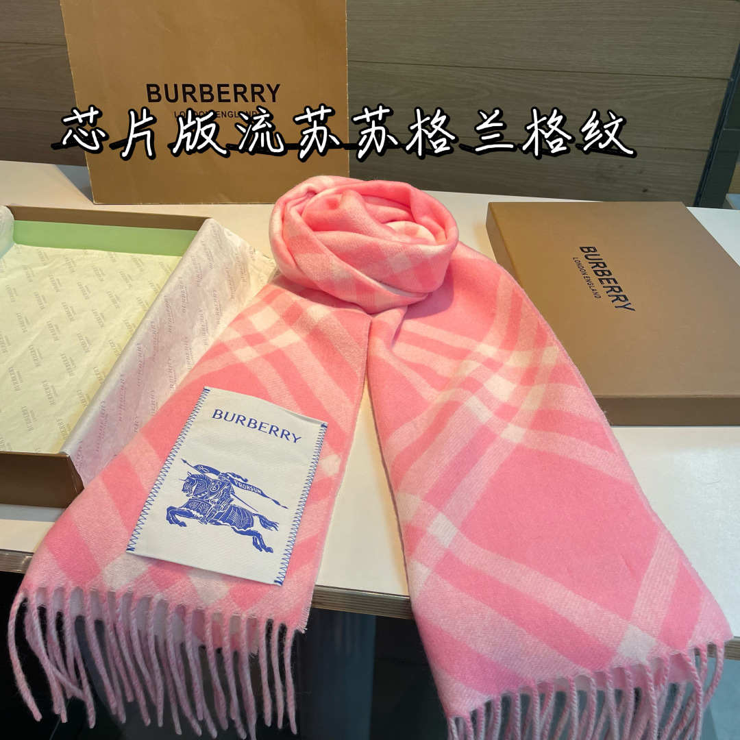 。芯片版 Burberry新款苏格兰格纹羊绒围巾，继全智贤带火的格纹款围巾之后，Bur又一款力作上市，B