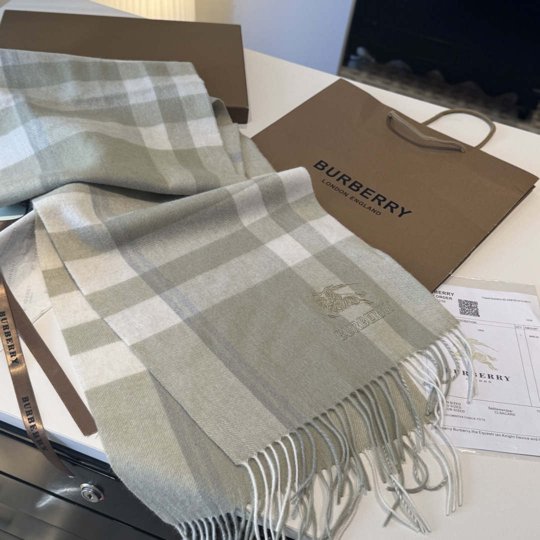 ✨✨Burberry · 巴宝莉双面围巾❗好看的要疯掉了，太有型太有魅力了❗❗非常斯文时尚的秋冬单品！真