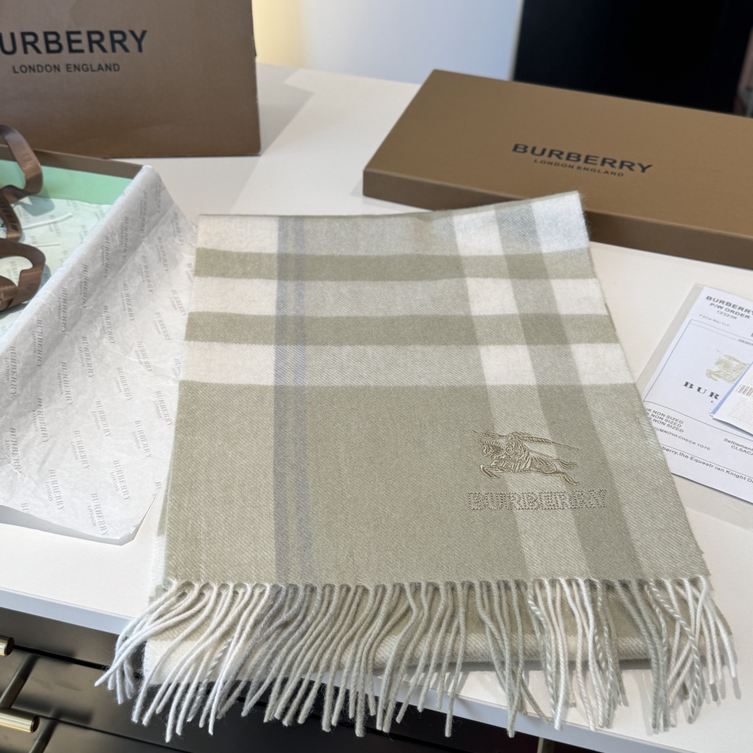 ✨✨Burberry · 巴宝莉双面围巾❗好看的要疯掉了，太有型太有魅力了❗❗非常斯文时尚的秋冬单品！真