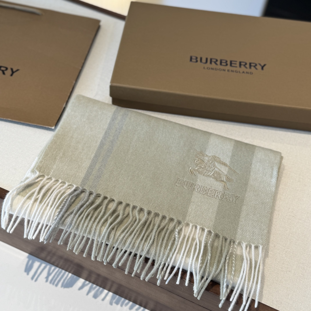 ✨✨Burberry · 巴宝莉双面围巾❗好看的要疯掉了，太有型太有魅力了❗❗非常斯文时尚的秋冬单品！真