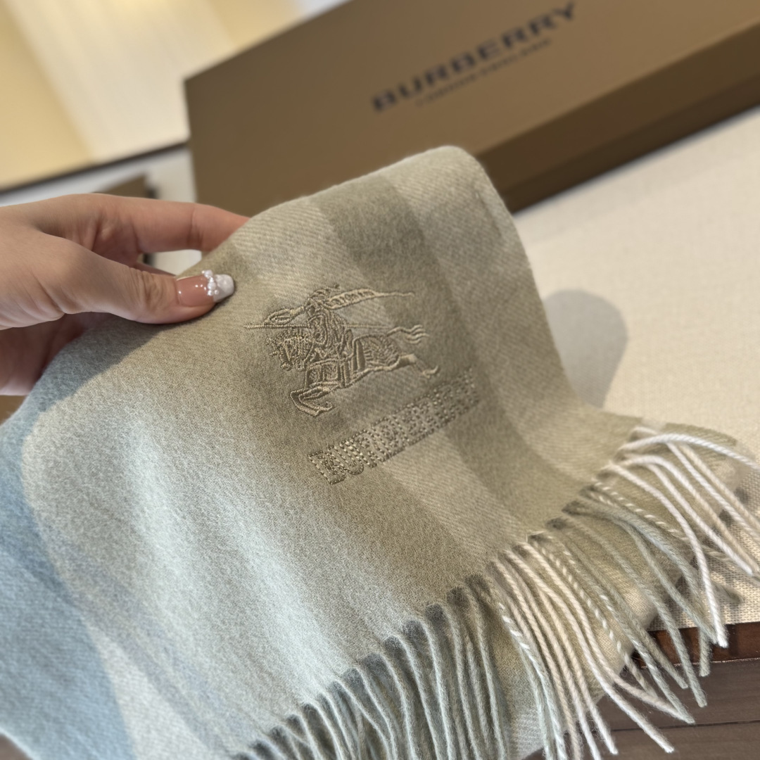 ✨✨Burberry · 巴宝莉双面围巾❗好看的要疯掉了，太有型太有魅力了❗❗非常斯文时尚的秋冬单品！真
