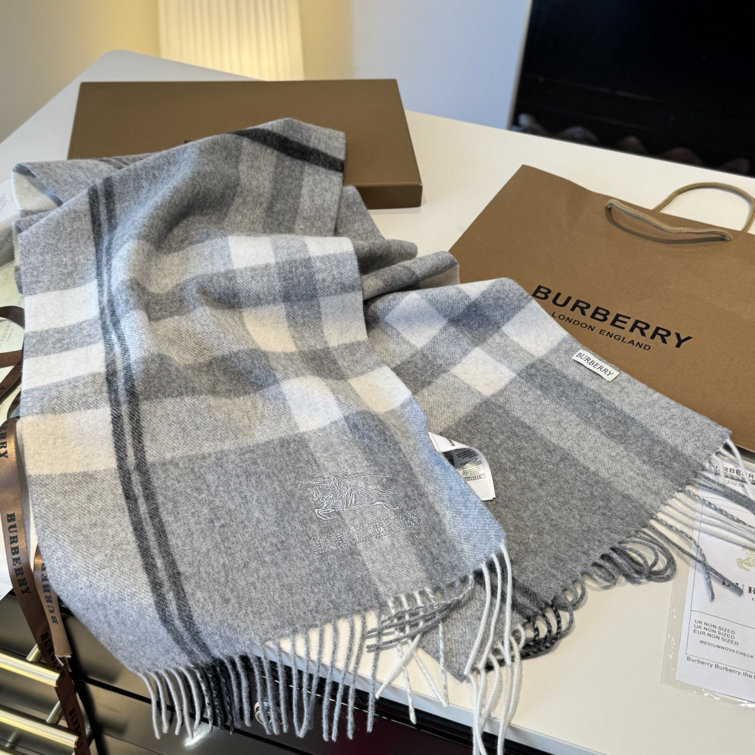 ✨✨Burberry · 巴宝莉双面围巾❗好看的要疯掉了，太有型太有魅力了❗❗非常斯文时尚的秋冬单品！真