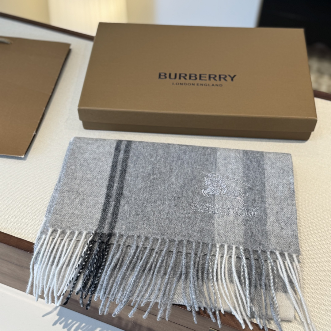 ✨✨Burberry · 巴宝莉双面围巾❗好看的要疯掉了，太有型太有魅力了❗❗非常斯文时尚的秋冬单品！真