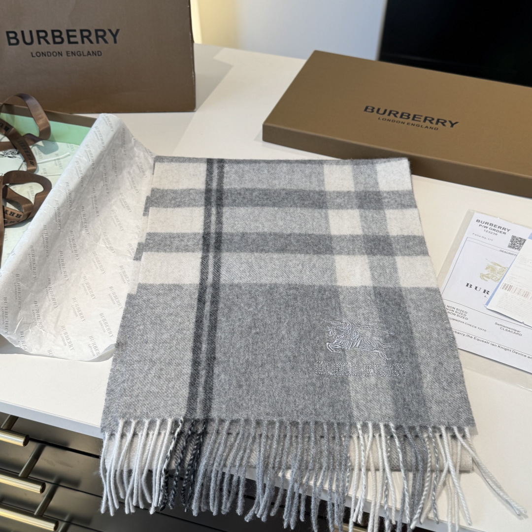 ✨✨Burberry · 巴宝莉双面围巾❗好看的要疯掉了，太有型太有魅力了❗❗非常斯文时尚的秋冬单品！真