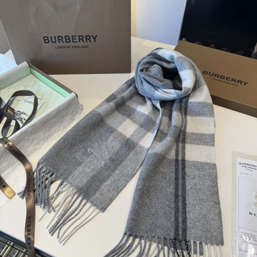 ✨✨Burberry · 巴宝莉双面围巾❗好看的要疯掉了，太有型太有魅力了❗❗非常斯文时尚的秋冬单品！真
