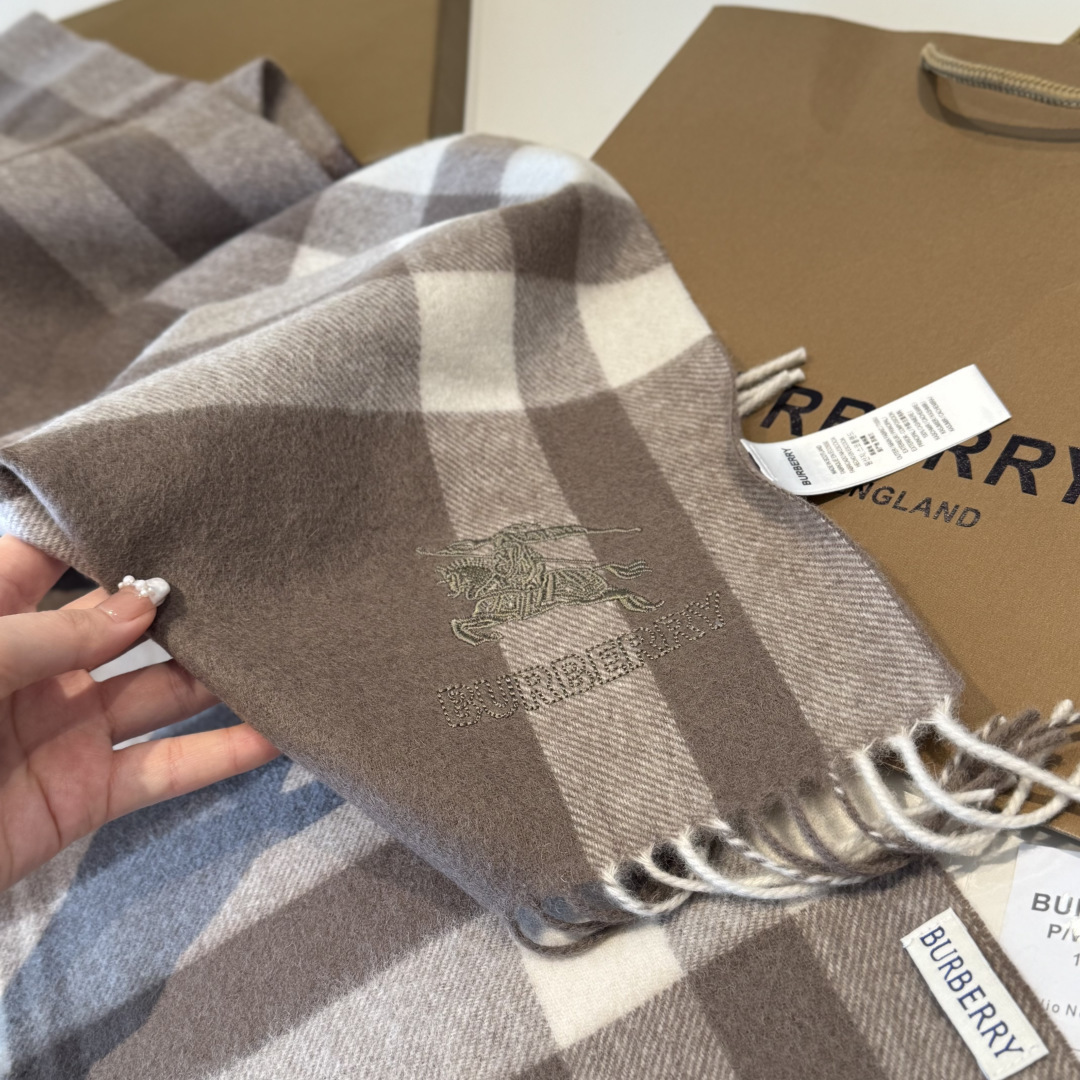 ✨✨Burberry · 巴宝莉双面围巾❗好看的要疯掉了，太有型太有魅力了❗❗非常斯文时尚的秋冬单品！真