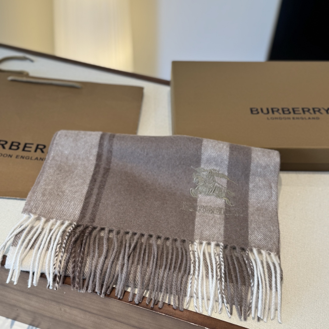✨✨Burberry · 巴宝莉双面围巾❗好看的要疯掉了，太有型太有魅力了❗❗非常斯文时尚的秋冬单品！真