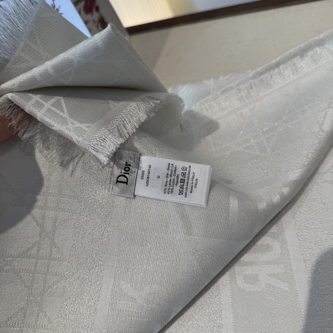 💚Dior经典菱格纹方巾，胭脂粉色超温柔，质地柔软轻盈，保暖又时髦。精致提花纹理，优雅气质满分，无论披肩