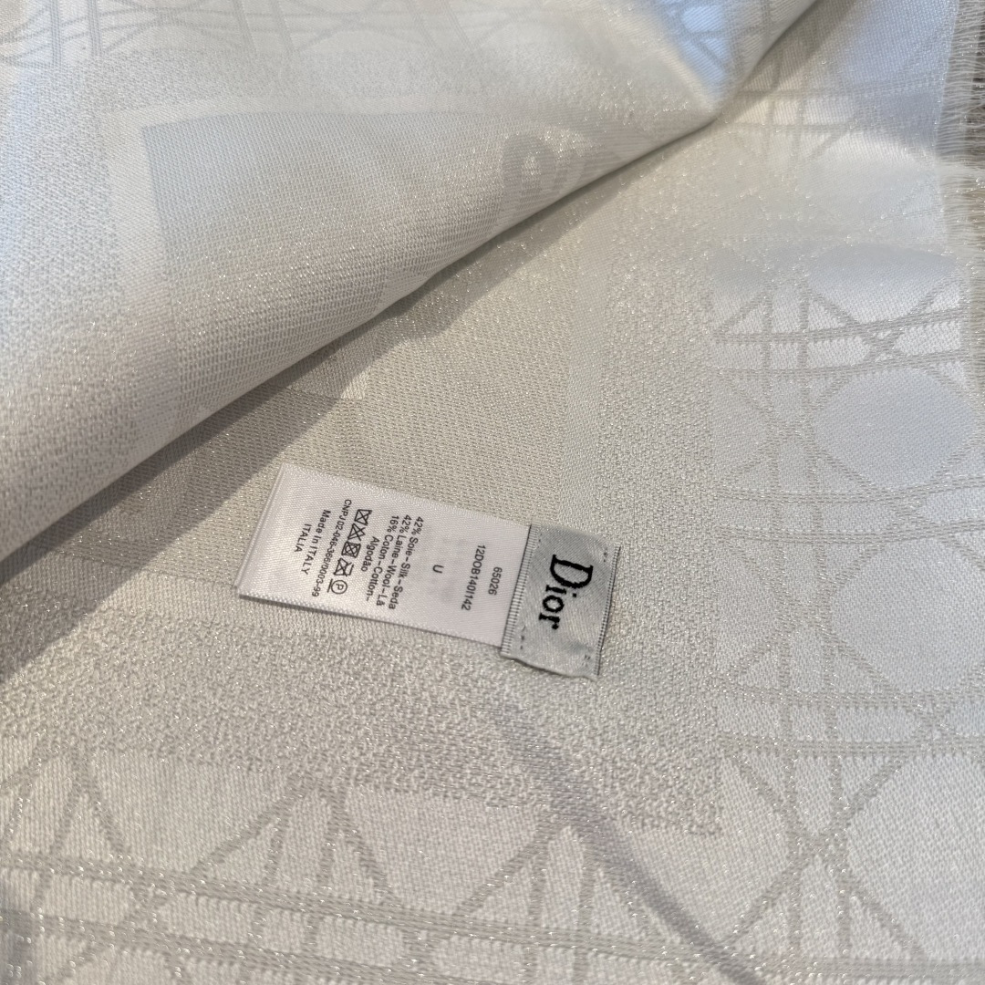 💚Dior经典菱格纹方巾，胭脂粉色超温柔，质地柔软轻盈，保暖又时髦。精致提花纹理，优雅气质满分，无论披肩