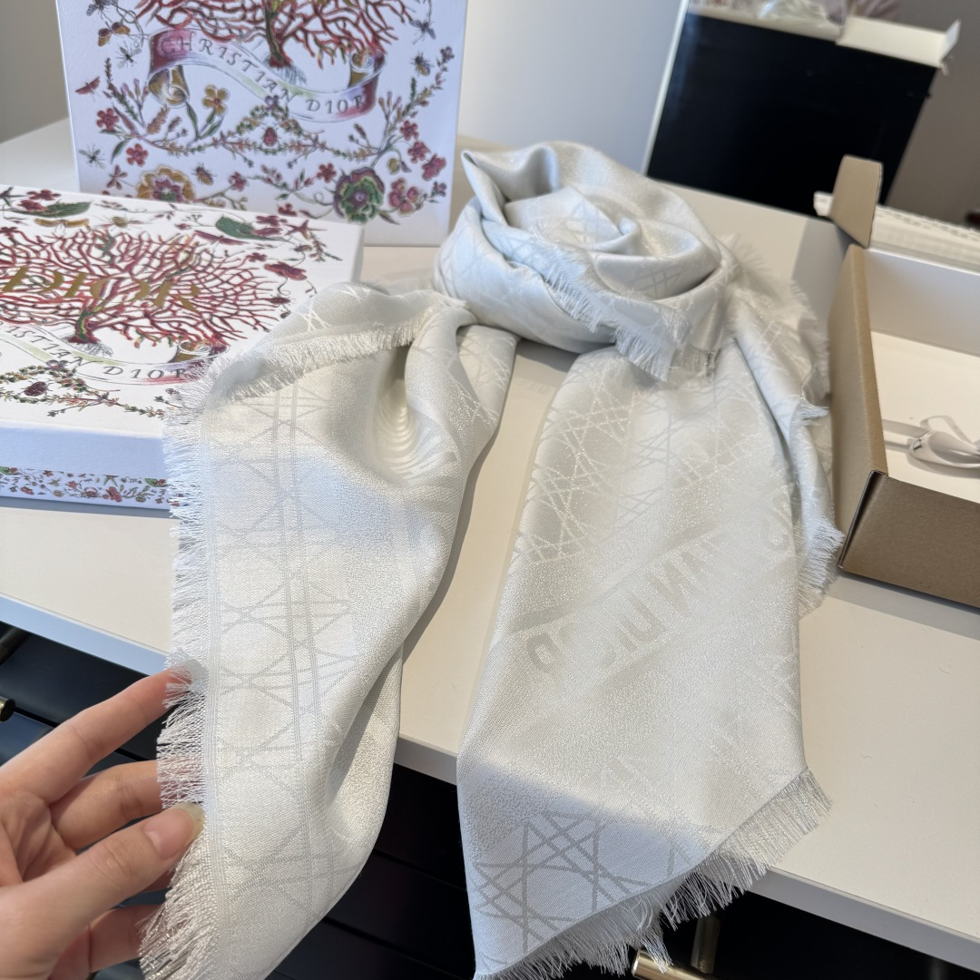 💚Dior经典菱格纹方巾，胭脂粉色超温柔，质地柔软轻盈，保暖又时髦。精致提花纹理，优雅气质满分，无论披肩