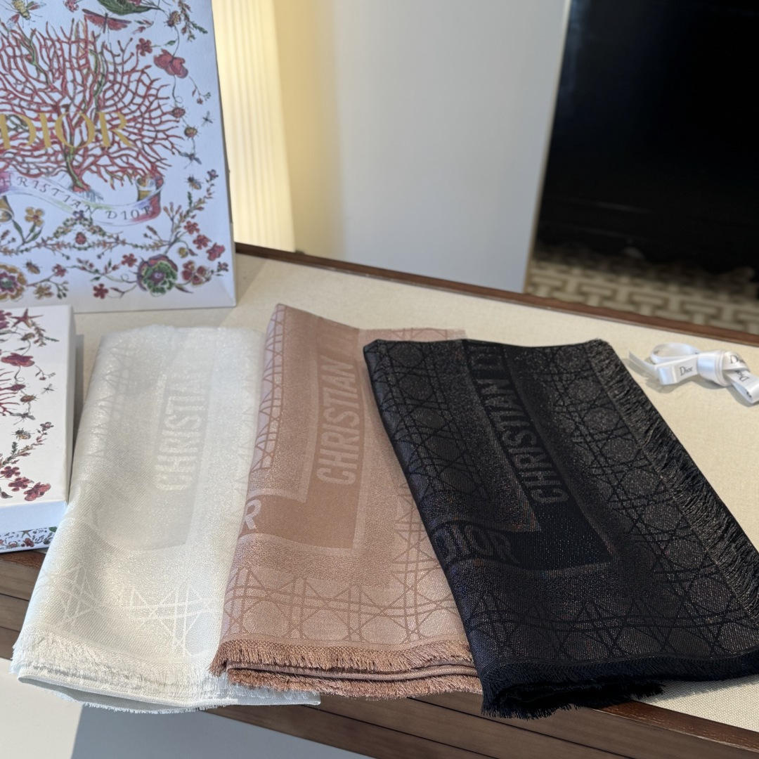 💚Dior经典菱格纹方巾，胭脂粉色超温柔，质地柔软轻盈，保暖又时髦。精致提花纹理，优雅气质满分，无论披肩