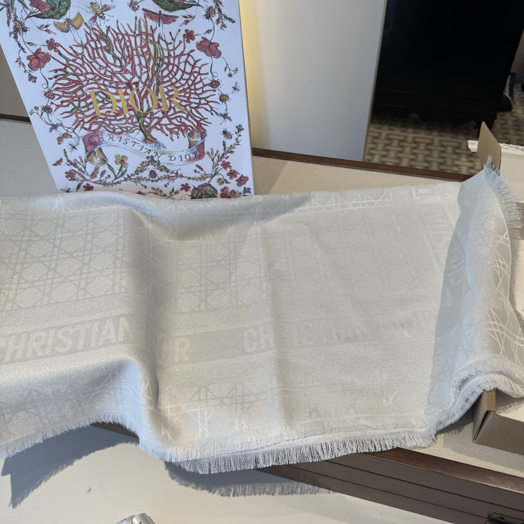 💚Dior经典菱格纹方巾，胭脂粉色超温柔，质地柔软轻盈，保暖又时髦。精致提花纹理，优雅气质满分，无论披肩