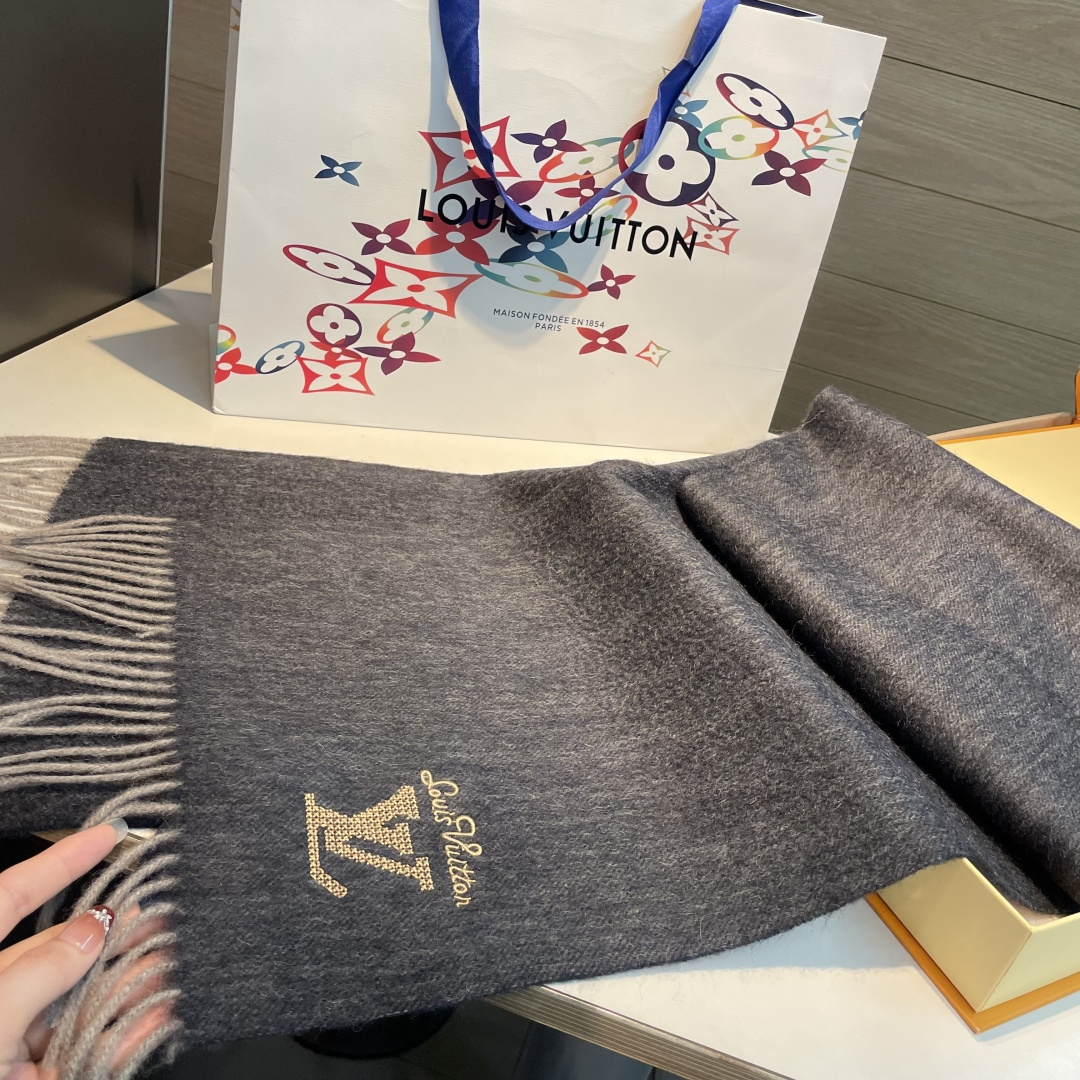 【▪️家属福利来了！！Lv 高端重磅男士围巾！】怒赞推荐，激动~！！下手绝对要快，同步专柜，最高端的男士