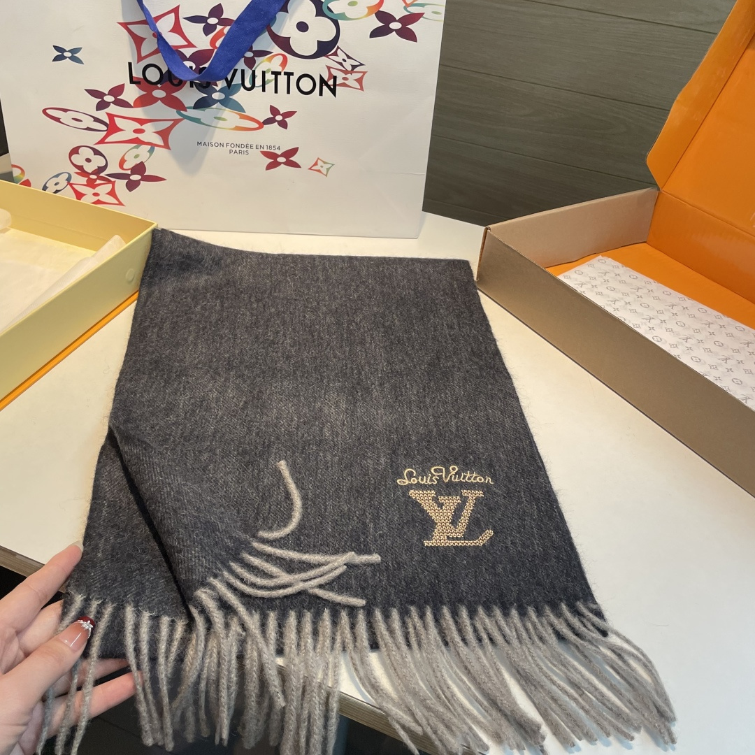 【▪️家属福利来了！！Lv 高端重磅男士围巾！】怒赞推荐，激动~！！下手绝对要快，同步专柜，最高端的男士