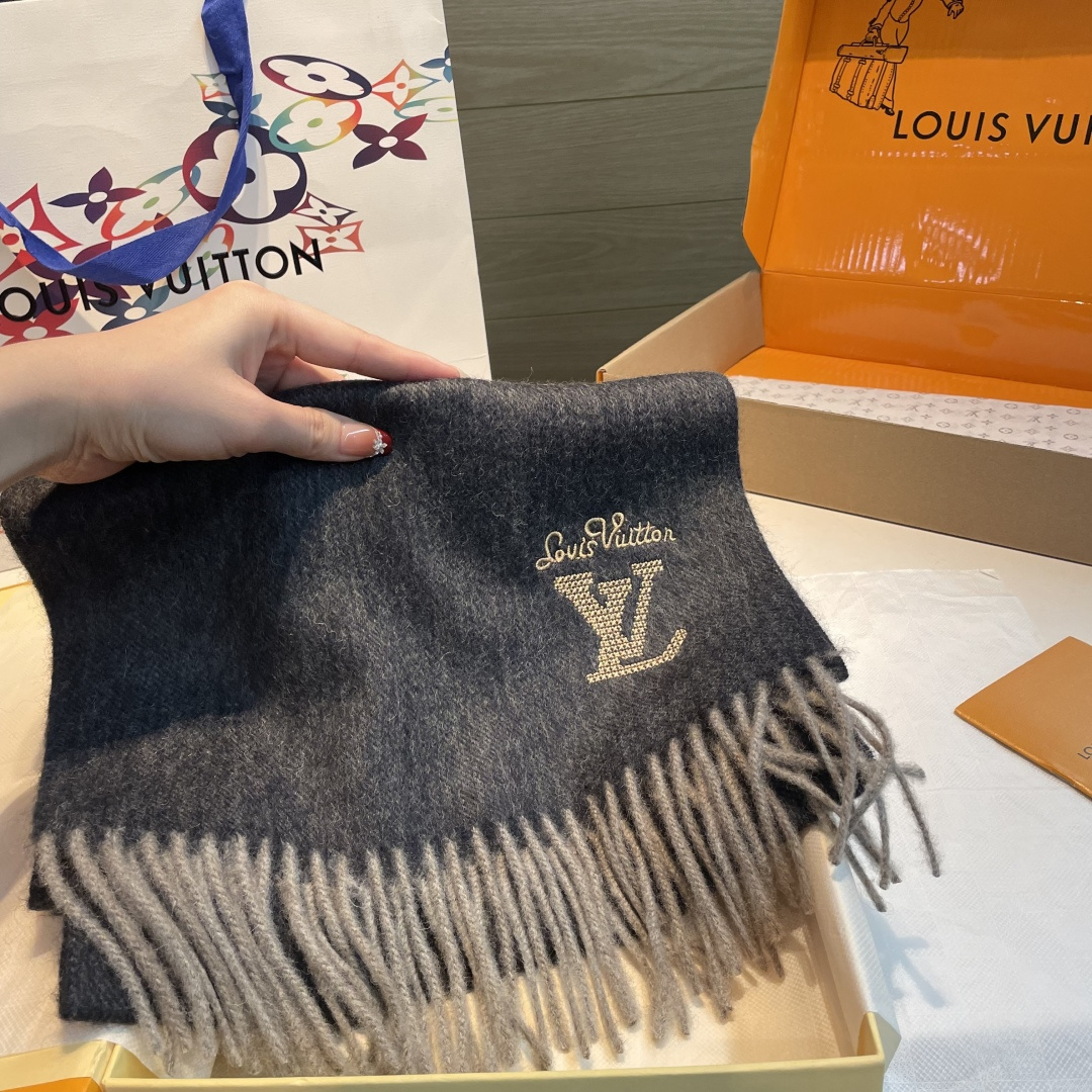 【▪️家属福利来了！！Lv 高端重磅男士围巾！】怒赞推荐，激动~！！下手绝对要快，同步专柜，最高端的男士