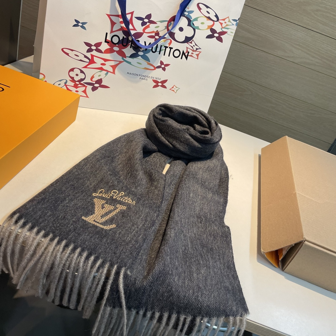 【▪️家属福利来了！！Lv 高端重磅男士围巾！】怒赞推荐，激动~！！下手绝对要快，同步专柜，最高端的男士
