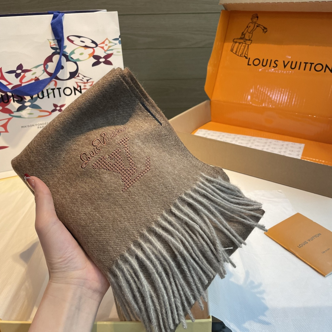 【▪️家属福利来了！！Lv 高端重磅男士围巾！】怒赞推荐，激动~！！下手绝对要快，同步专柜，最高端的男士