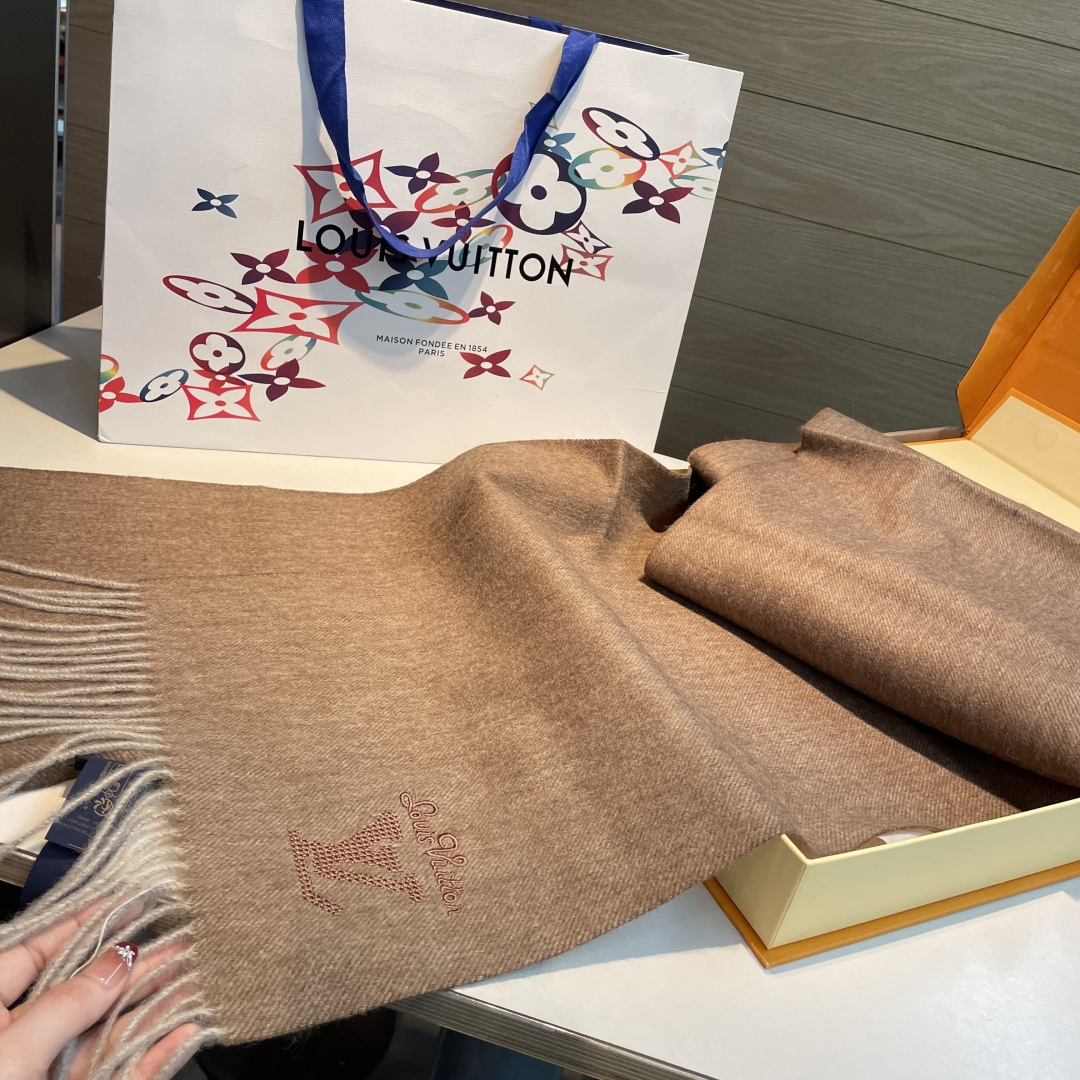 【▪️家属福利来了！！Lv 高端重磅男士围巾！】怒赞推荐，激动~！！下手绝对要快，同步专柜，最高端的男士