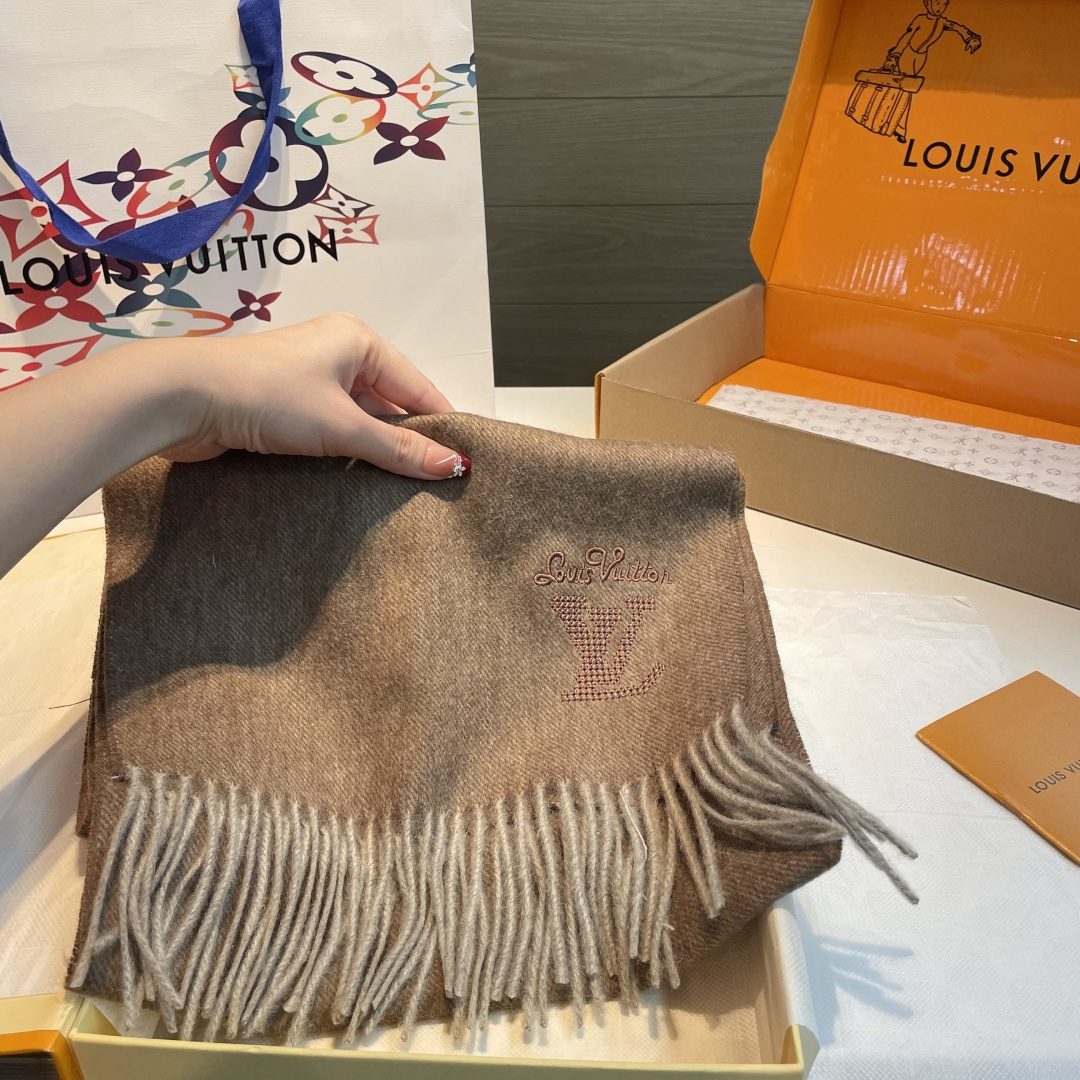 【▪️家属福利来了！！Lv 高端重磅男士围巾！】怒赞推荐，激动~！！下手绝对要快，同步专柜，最高端的男士