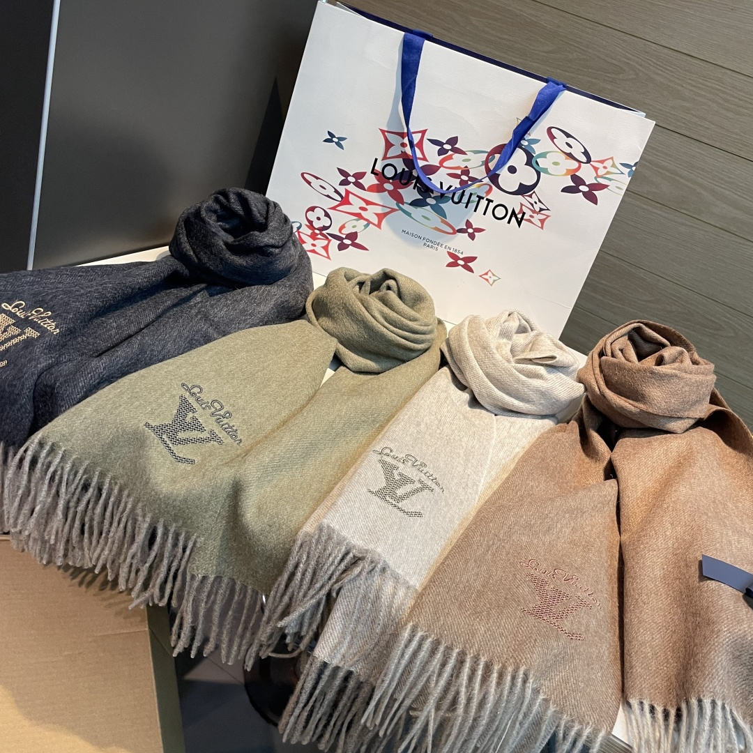 【▪️家属福利来了！！Lv 高端重磅男士围巾！】怒赞推荐，激动~！！下手绝对要快，同步专柜，最高端的男士