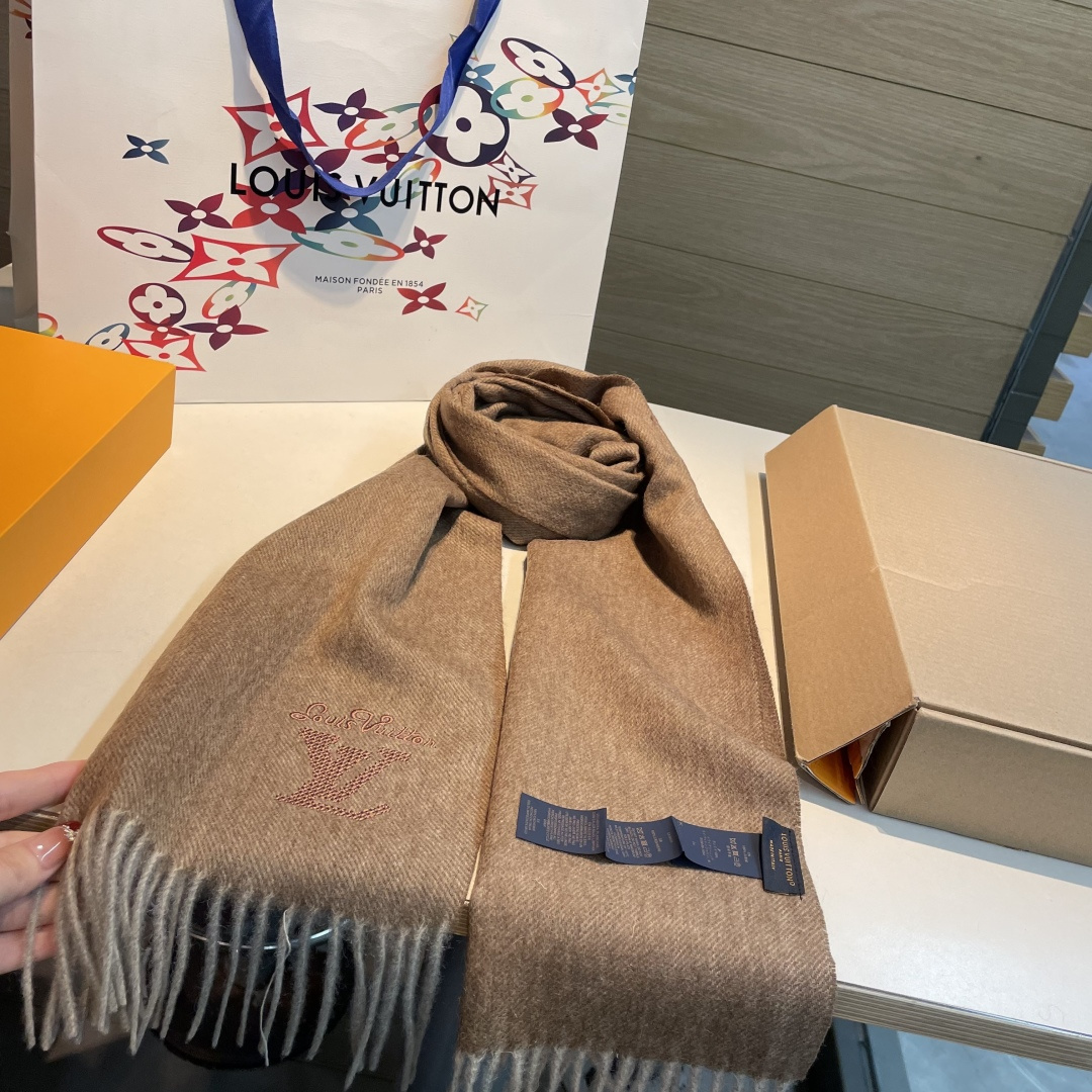 【▪️家属福利来了！！Lv 高端重磅男士围巾！】怒赞推荐，激动~！！下手绝对要快，同步专柜，最高端的男士
