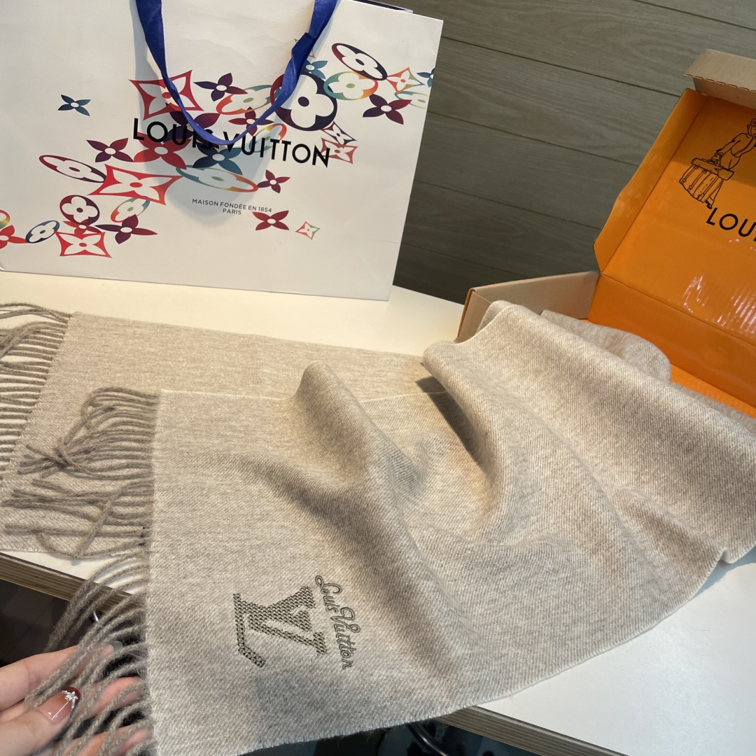 【▪️家属福利来了！！Lv 高端重磅男士围巾！】怒赞推荐，激动~！！下手绝对要快，同步专柜，最高端的男士