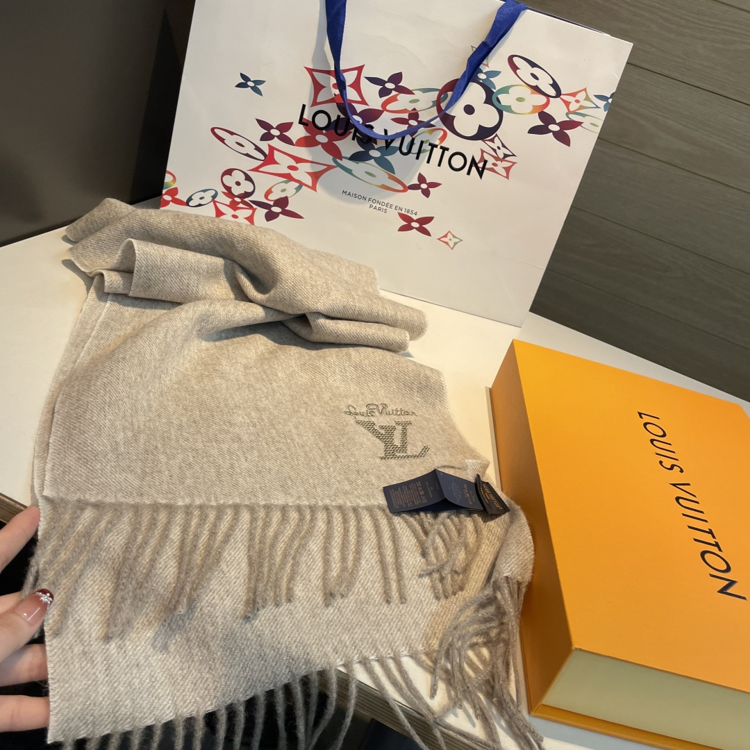【▪️家属福利来了！！Lv 高端重磅男士围巾！】怒赞推荐，激动~！！下手绝对要快，同步专柜，最高端的男士