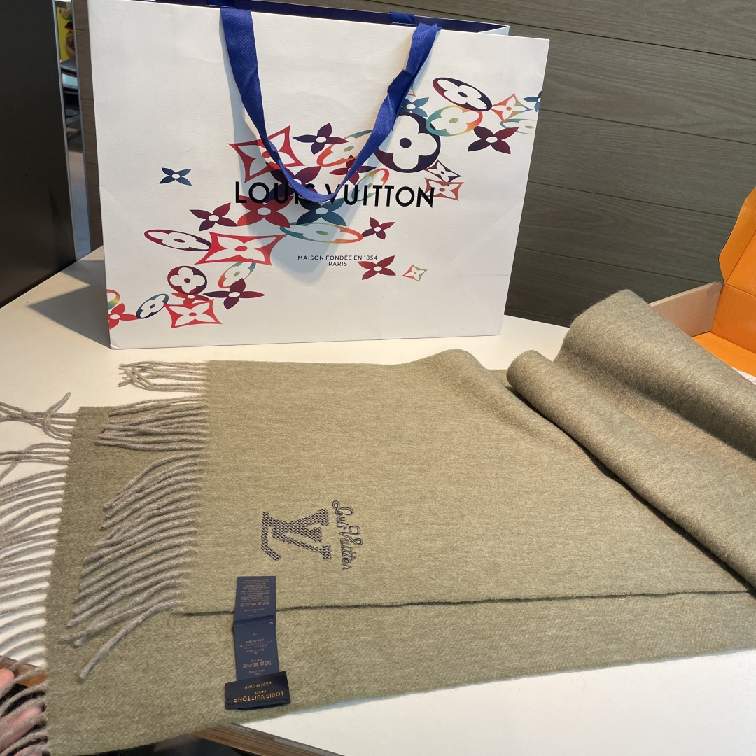 【▪️家属福利来了！！Lv 高端重磅男士围巾！】怒赞推荐，激动~！！下手绝对要快，同步专柜，最高端的男士