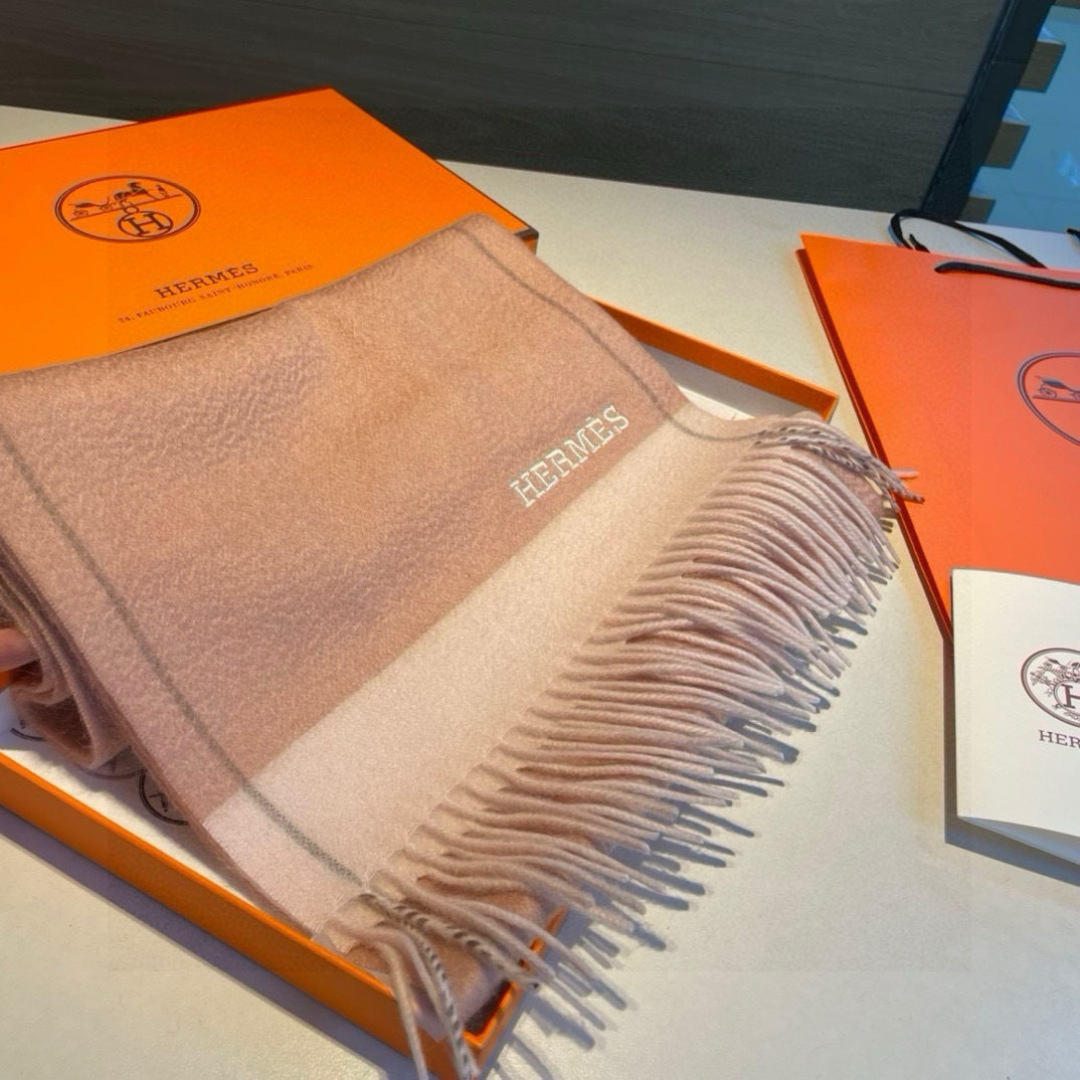 羊毛版本 🆕Hermes · 爱马仕❗️怒赞自留▪️❗️我们的男款围巾且买且珍惜~~男款真的很少，一年也