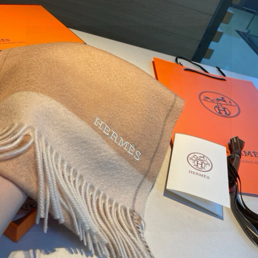 羊毛版本 🆕Hermes · 爱马仕❗️怒赞自留▪️❗️我们的男款围巾且买且珍惜~~男款真的很少，一年也
