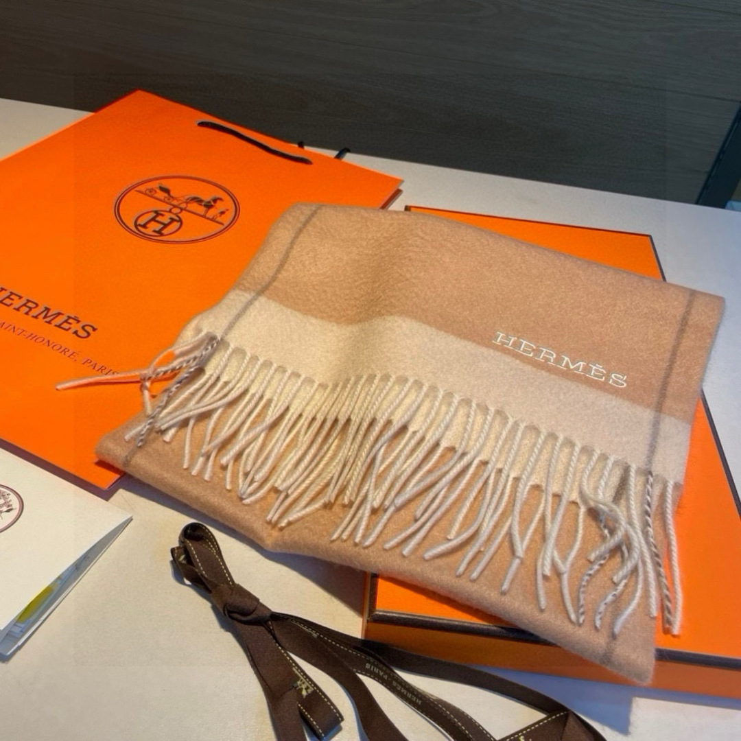 羊毛版本 🆕Hermes · 爱马仕❗️怒赞自留▪️❗️我们的男款围巾且买且珍惜~~男款真的很少，一年也