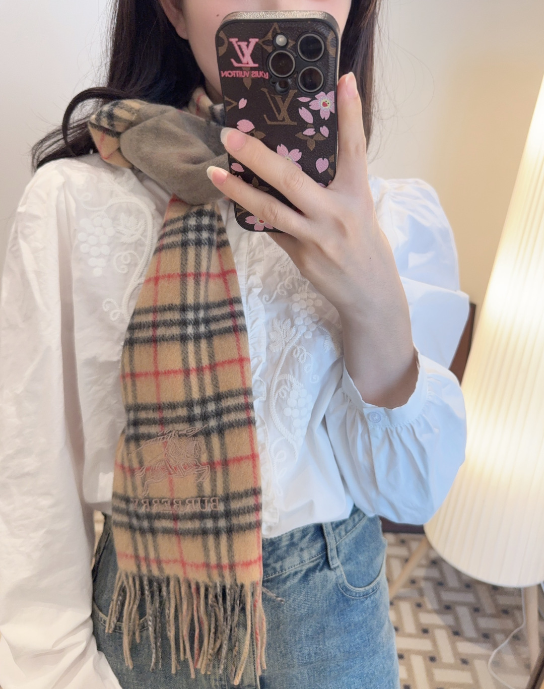 NO:678144,Burberry · Burberry's double-sided scarf is so beautiful that it's so stylish and charming. It's a very elegant and fashionable autumn and winter item!  I really like it. It’s a very classic men’s design made of lambskin. It feels really great on the upper body and looks good on any waist!  !  This style is really worth buying with your eyes closed, and it can be easily worn by any age group!  !  !  30*200cm high version scarf, high version scarf, burberry, burberry19860909Burberry · 巴宝莉双面围巾好看的要疯掉了,太有型太有魅力了非常斯文时尚的秋冬单品！真的很喜欢,非常Classical的男款设计羔绒,手感真的绝了上身效果真的随便怎么围都好看！！这种款式真的闭着眼买,任何年龄层都轻松驾驭！！！30*200cm高版本围巾,高版本围巾,burberry,burberry,scarf