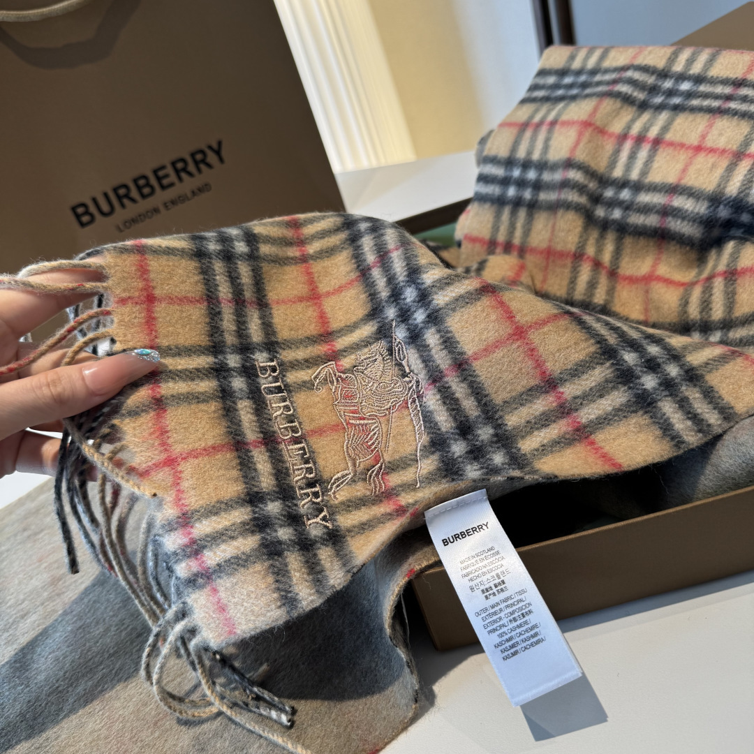 ✨✨Burberry · 巴宝莉双面围巾❗好看的要疯掉了，太有型太有魅力了❗❗非常斯文时尚的秋冬单品！真