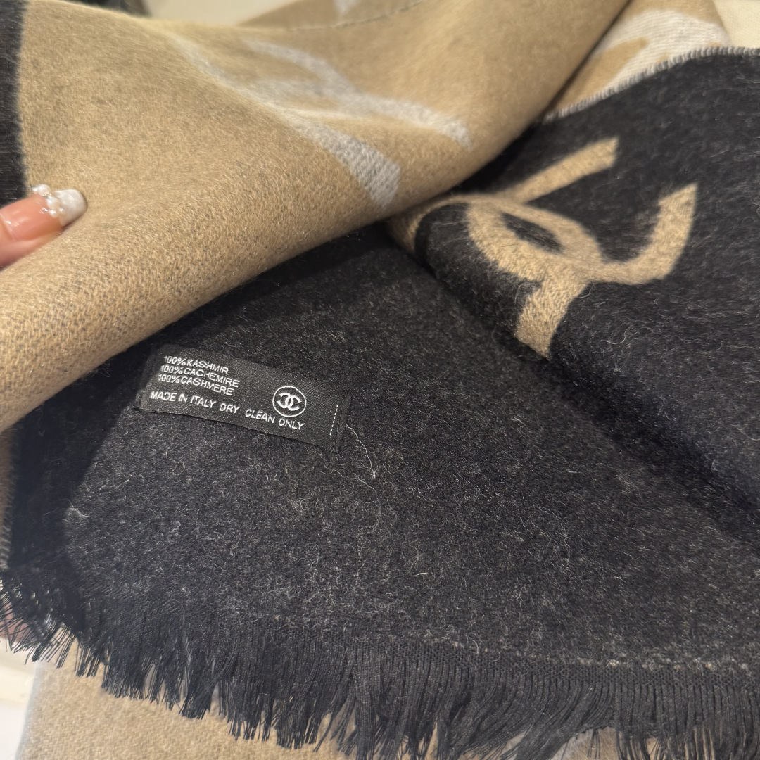 原单𝑪𝒉 50*200cm.100%山羊绒精选顶级山羊绒/绵羊毛/桑蚕丝，融合精湛工艺。触感细腻柔滑，轻