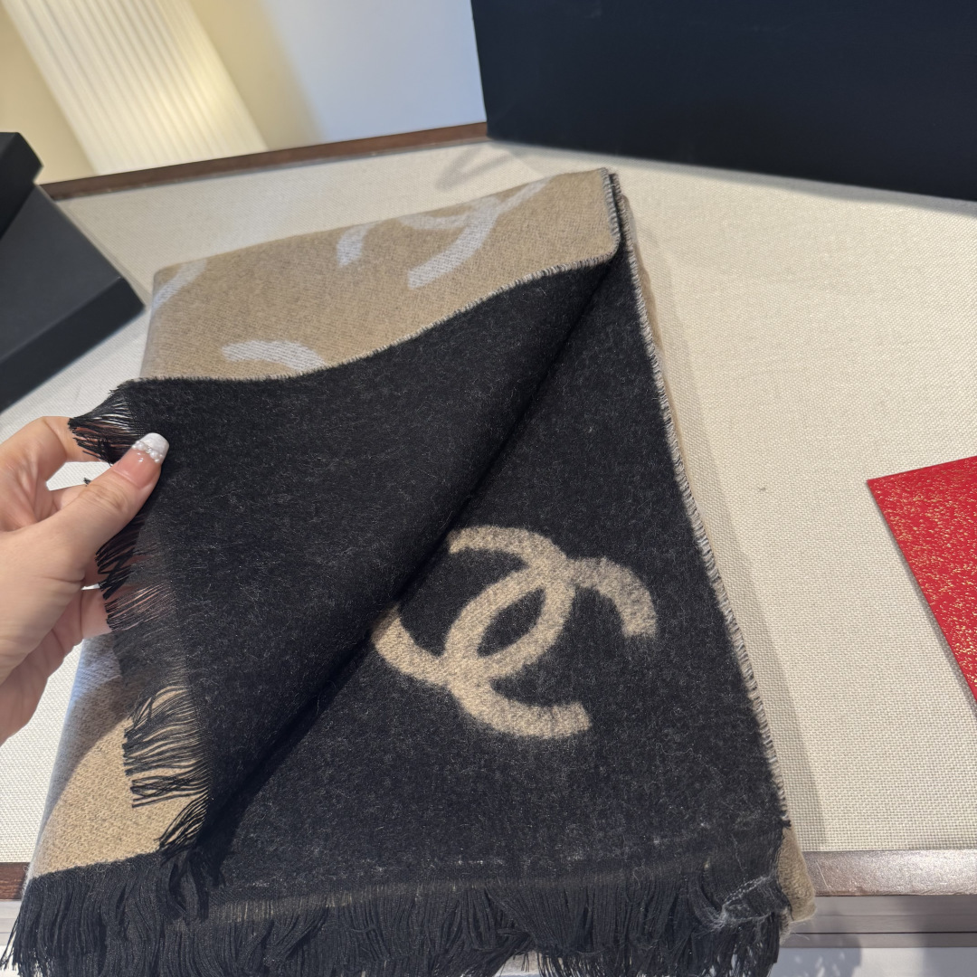 原单𝑪𝒉 50*200cm.100%山羊绒精选顶级山羊绒/绵羊毛/桑蚕丝，融合精湛工艺。触感细腻柔滑，轻