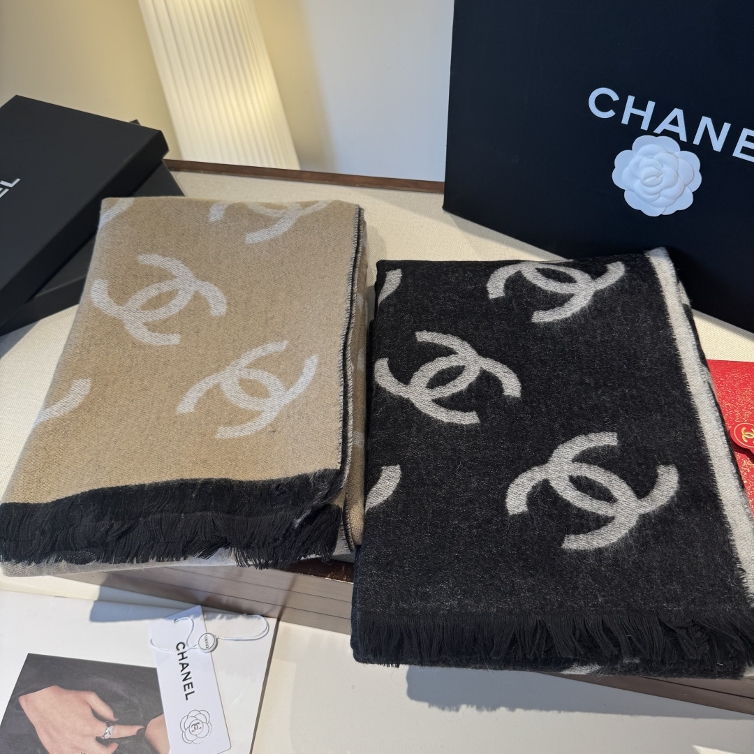 原单𝑪𝒉 50*200cm.100%山羊绒精选顶级山羊绒/绵羊毛/桑蚕丝，融合精湛工艺。触感细腻柔滑，轻