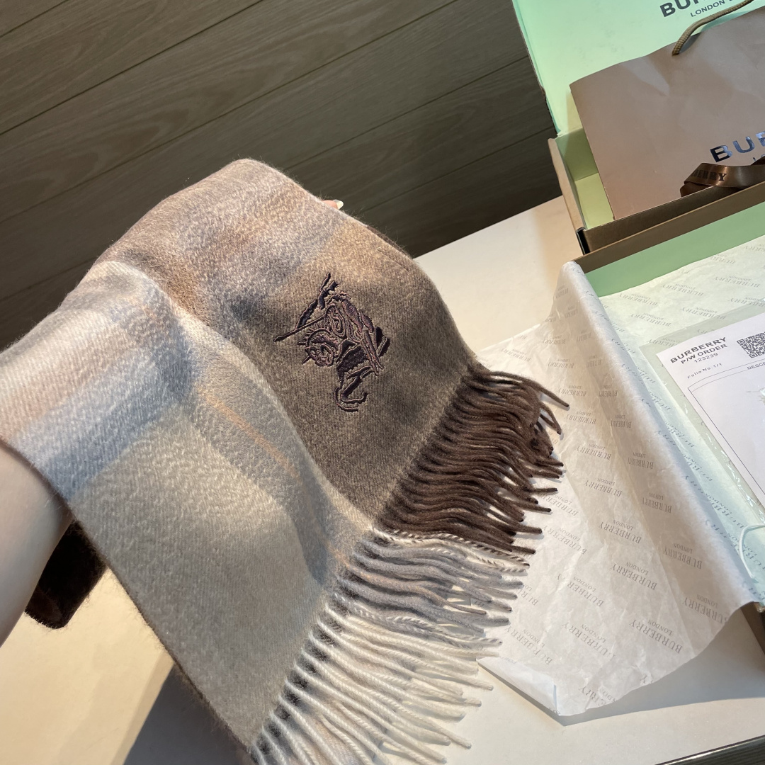 百分百山羊绒 🆕【▪️ 惊艳！披着围着都美的~让人过目不忘！！】巴宝莉这款出来的效果真的，一秒美晕！！太