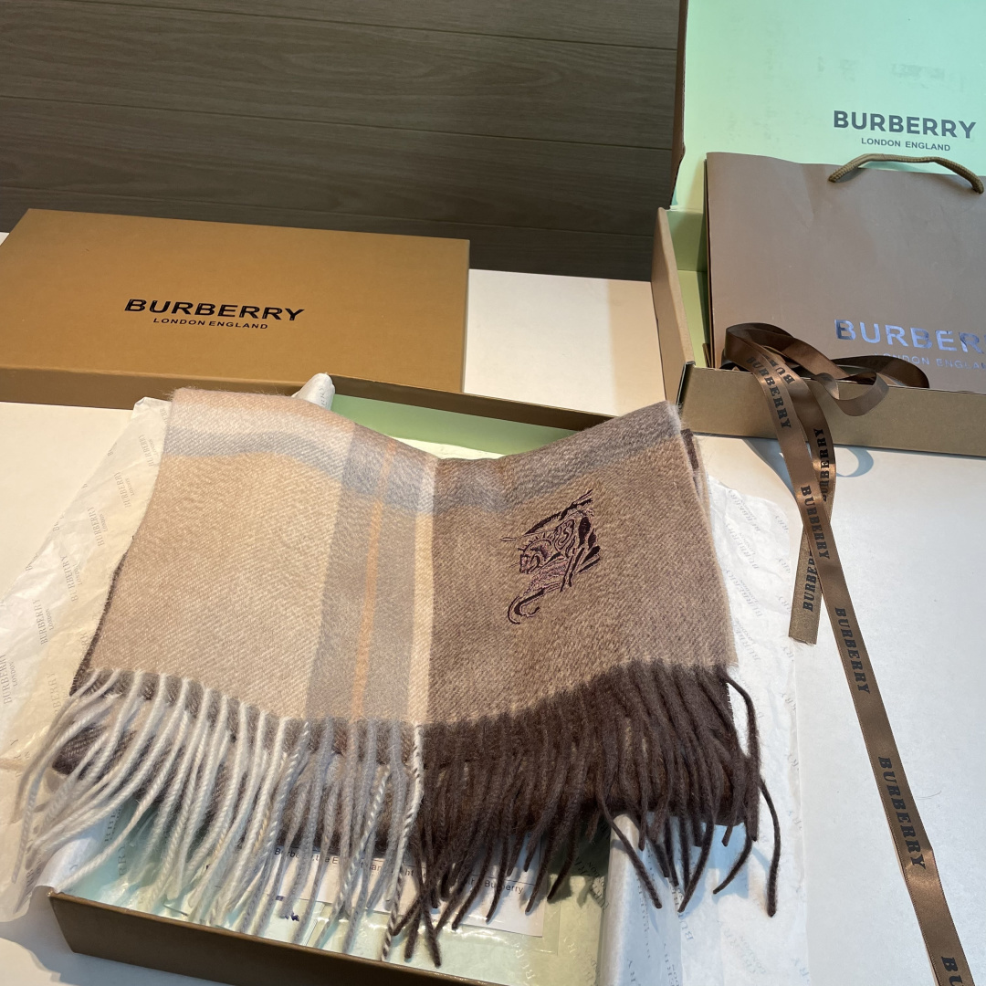 百分百山羊绒 🆕【▪️ 惊艳！披着围着都美的~让人过目不忘！！】巴宝莉这款出来的效果真的，一秒美晕！！太