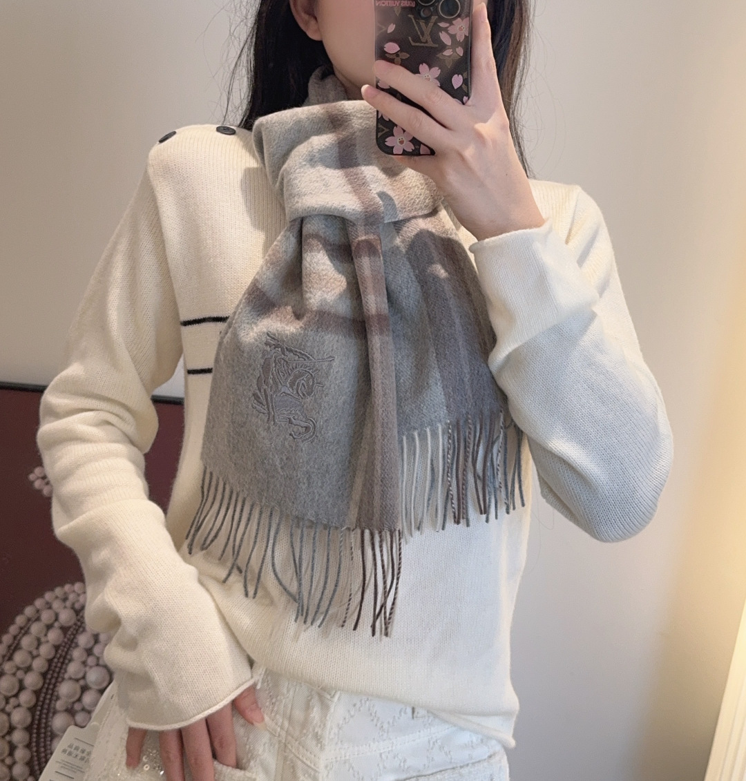 百分百山羊绒 🆕【▪️ 惊艳！披着围着都美的~让人过目不忘！！】巴宝莉这款出来的效果真的，一秒美晕！！太