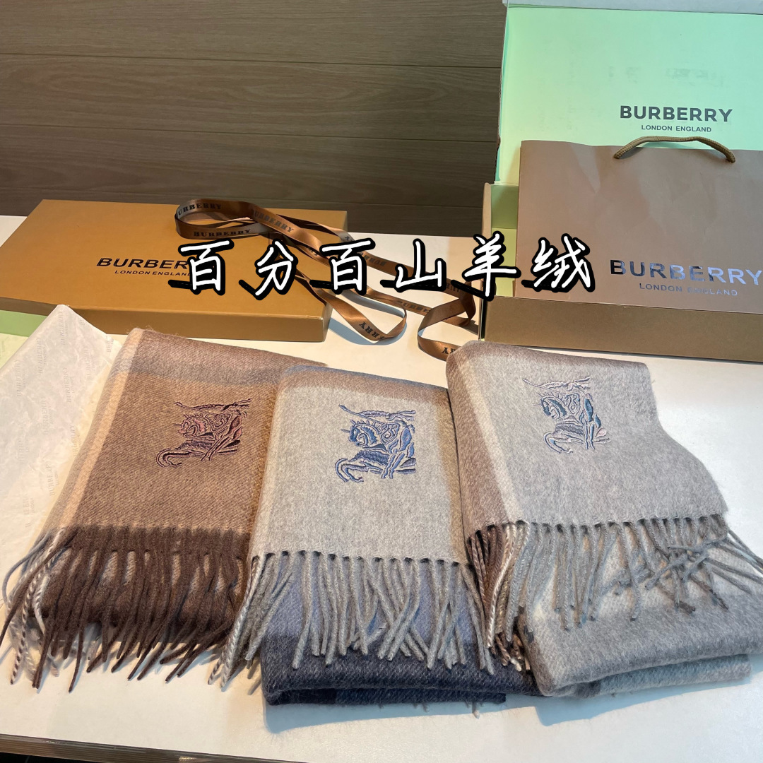 百分百山羊绒 🆕【▪️ 惊艳！披着围着都美的~让人过目不忘！！】巴宝莉这款出来的效果真的，一秒美晕！！太