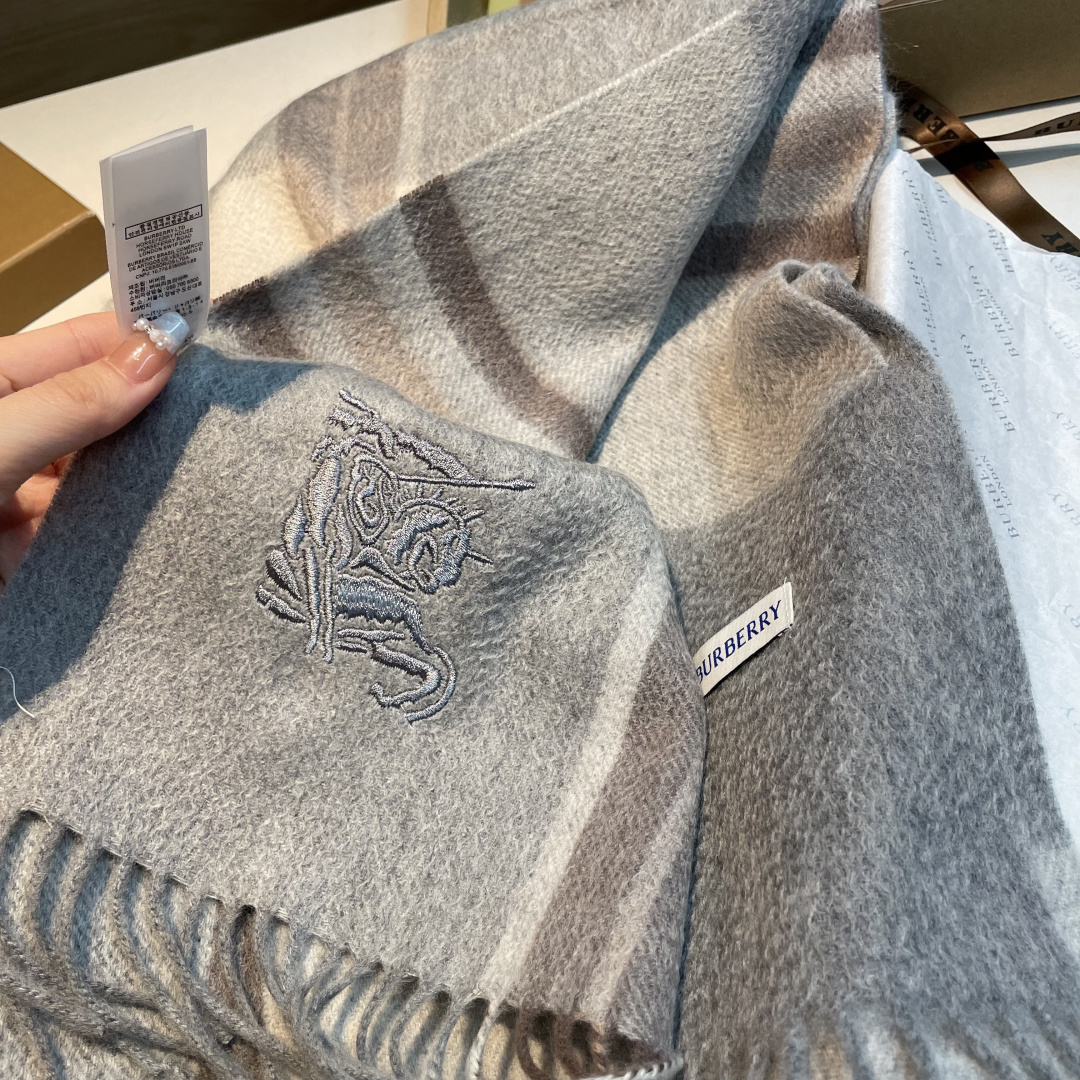 百分百山羊绒 🆕【▪️ 惊艳！披着围着都美的~让人过目不忘！！】巴宝莉这款出来的效果真的，一秒美晕！！太