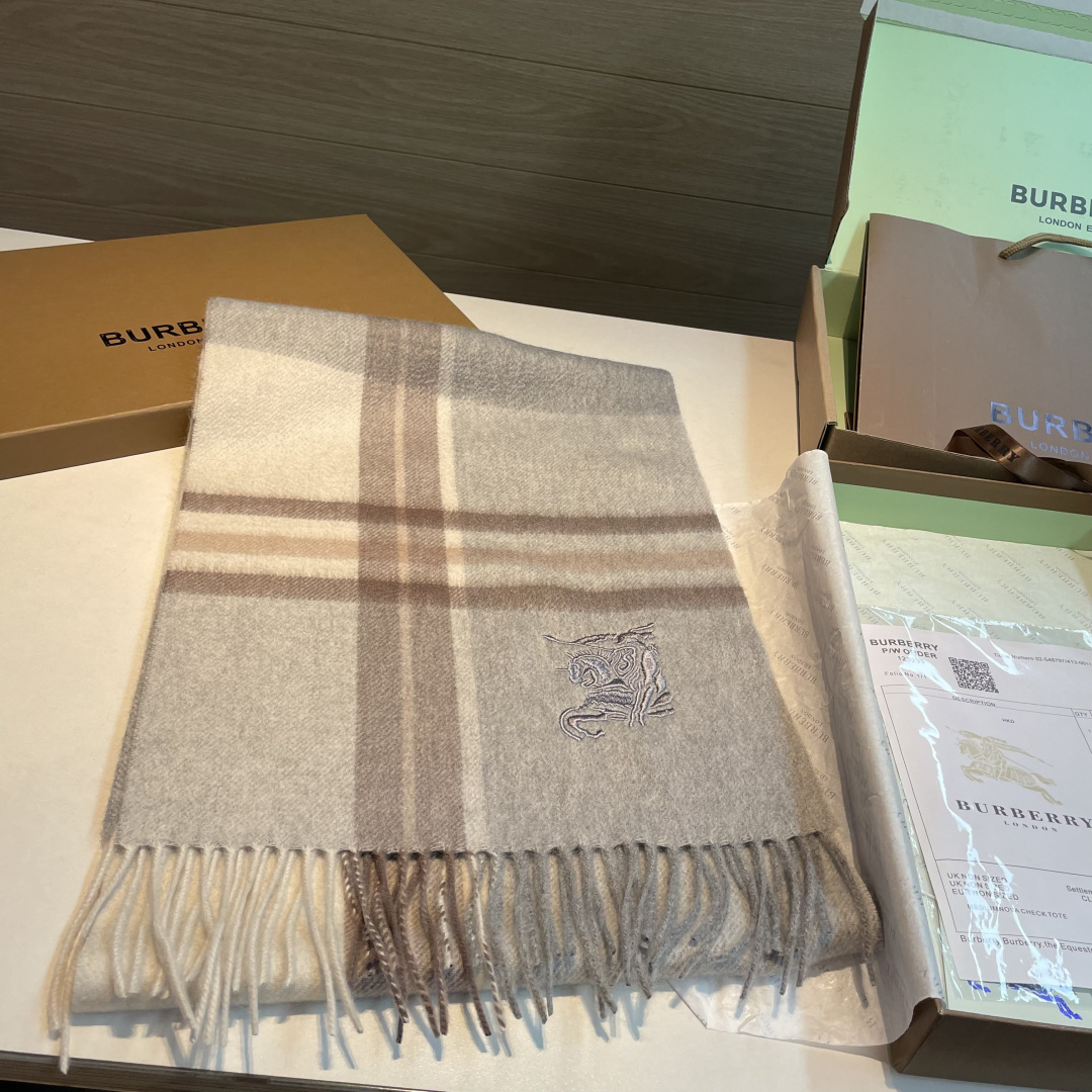 百分百山羊绒 🆕【▪️ 惊艳！披着围着都美的~让人过目不忘！！】巴宝莉这款出来的效果真的，一秒美晕！！太