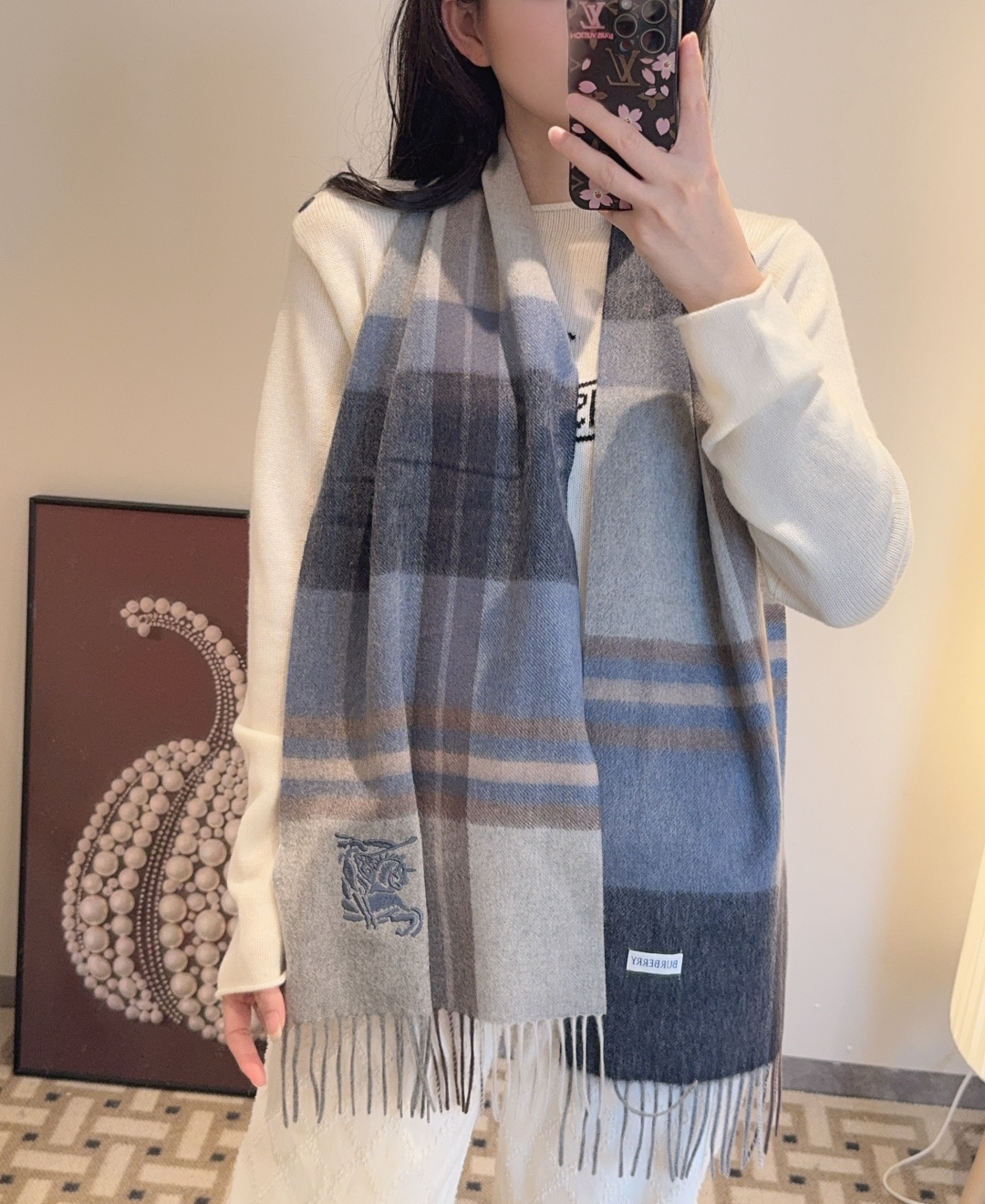 NO:678174,100% cashmere【Amazing!  It looks beautiful when draped or wrapped around it~ It’s unforgettable!  !  】The effect of Burberry's product is really beautiful in one second!  !  It’s so designed, so beautiful, so beautiful!  Across the screen, the sisters must have felt how awesome this temperament is!  !  It can accurately hit the heart of every sister who loves beauty and fashion!  !  Sisters must buy this item no matter what, don’t miss it!  I firmly believe that the moment you put on your body, you will feel like you are completely transformed. I hope you will be amazed by your own beauty!  !  30x180cm, top quality pure cashmere high version scarf, high version scarf, burberry19860909百分百山羊绒【 惊艳！披着围着都美的~让人过目不忘！！】巴宝莉这款出来的效果真的,一秒美晕！！太有设计感了,太美了太美了！隔着屏幕,姐妹肯定都感受到了,这款气质的要命！！能精准击中每一个爱美爱时髦的姐妹心尖尖上！！这件姐妹无论如何都要收,一定一定一定不要错过！我坚信,在你上身的那一刻,会有一种脱胎换骨般的感觉,期待你们被自己的美丽惊艳到！！30x180cm,顶级纯羊绒高版本围巾,高版本围巾,burberry,scarf