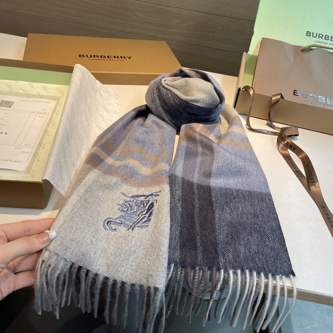 百分百山羊绒 🆕【▪️ 惊艳！披着围着都美的~让人过目不忘！！】巴宝莉这款出来的效果真的，一秒美晕！！太