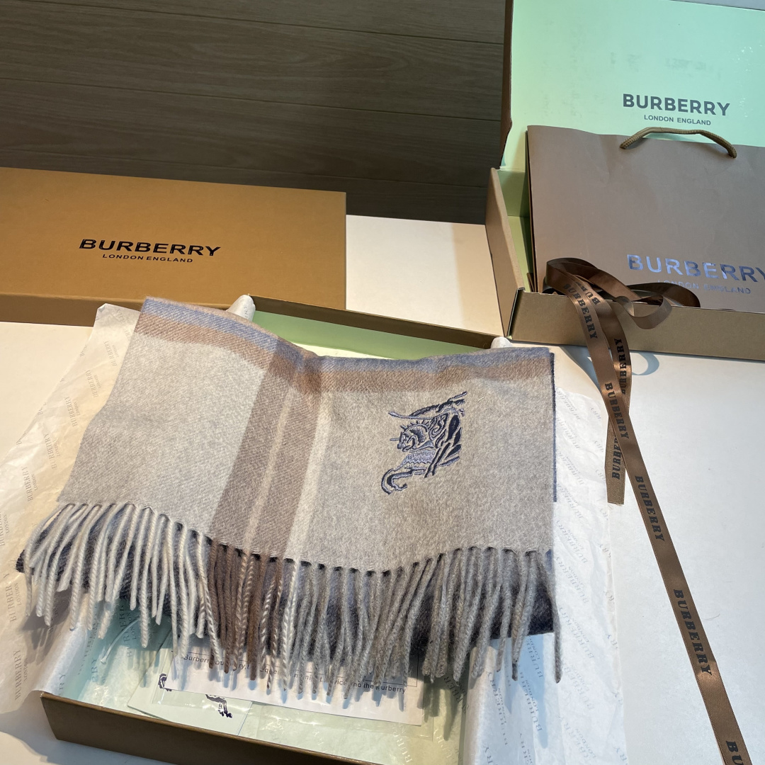 百分百山羊绒 🆕【▪️ 惊艳！披着围着都美的~让人过目不忘！！】巴宝莉这款出来的效果真的，一秒美晕！！太