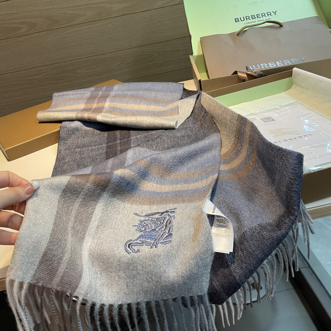 百分百山羊绒 🆕【▪️ 惊艳！披着围着都美的~让人过目不忘！！】巴宝莉这款出来的效果真的，一秒美晕！！太