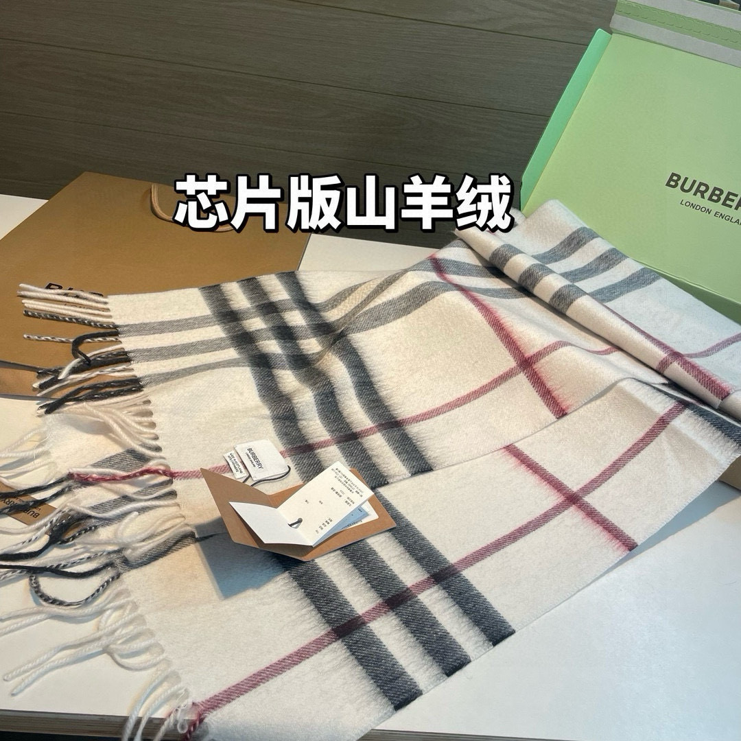 芯片版原单山羊绒 塔尖牛🐂货：皇室殿堂级的经典格围巾‼️已经好几年没有收回这样的🐂货了！难得遇见，可省4