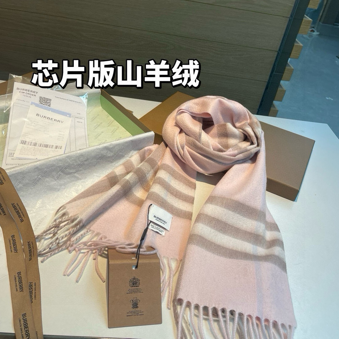芯片版原单山羊绒 塔尖牛🐂货：皇室殿堂级的经典格围巾‼️已经好几年没有收回这样的🐂货了！难得遇见，可省4