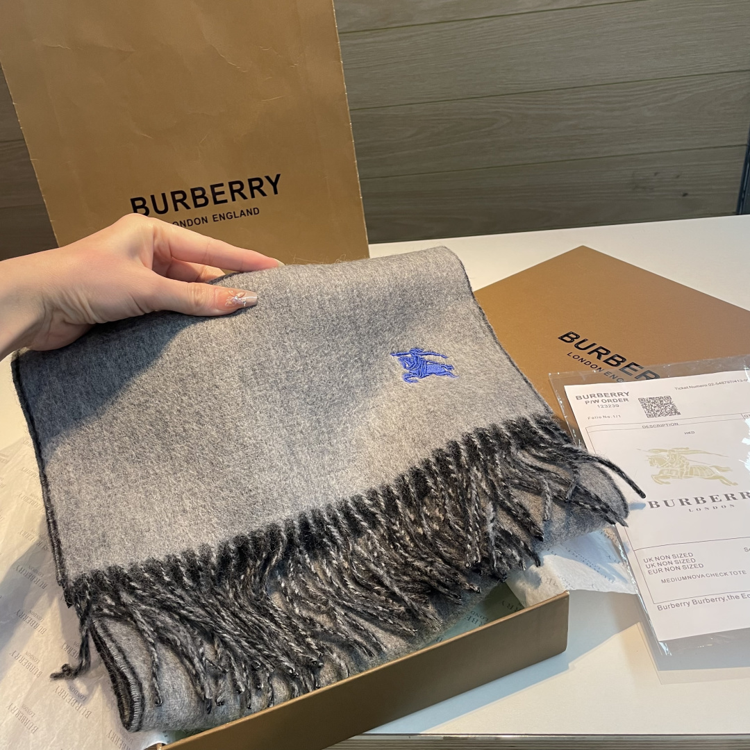 ✨✨Burberry · 巴宝莉双面围巾❗好看的要疯掉了，太有型太有魅力了❗❗非常斯文时尚的秋冬单品！真