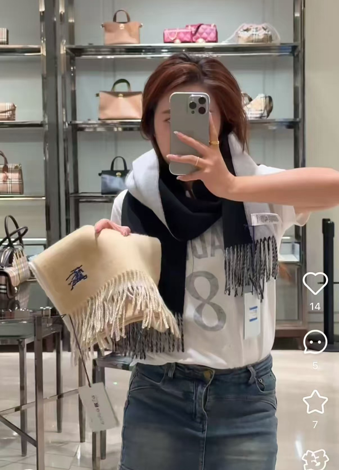 NO:678153,Burberry · Burberry's double-sided scarf is so beautiful that it's so stylish and charming. It's a very elegant and fashionable autumn and winter item!  I really like it. It’s a very classic men’s design made of lambskin. It feels really great on the upper body and looks good on any waist!  !  This style is really worth buying with your eyes closed, and it can be easily worn by any age group!  !  !  30*200cm high version scarf, high version scarf, burberry, burberry19860909Burberry · 巴宝莉双面围巾好看的要疯掉了,太有型太有魅力了非常斯文时尚的秋冬单品！真的很喜欢,非常Classical的男款设计羔绒,手感真的绝了上身效果真的随便怎么围都好看！！这种款式真的闭着眼买,任何年龄层都轻松驾驭！！！30*200cm高版本围巾,高版本围巾,burberry,burberry,scarf